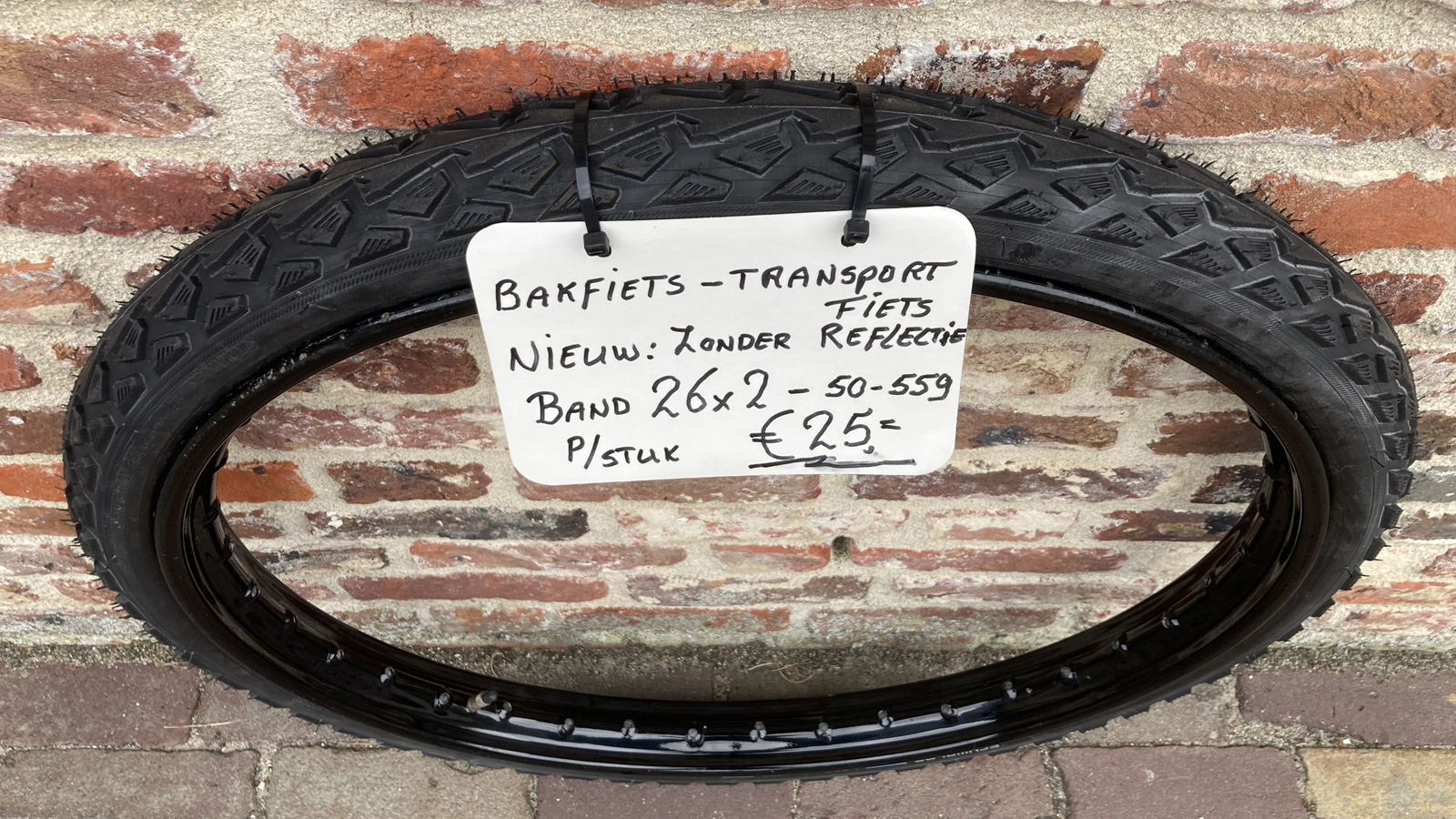 Zwarte bakfiets en transportfiets banden