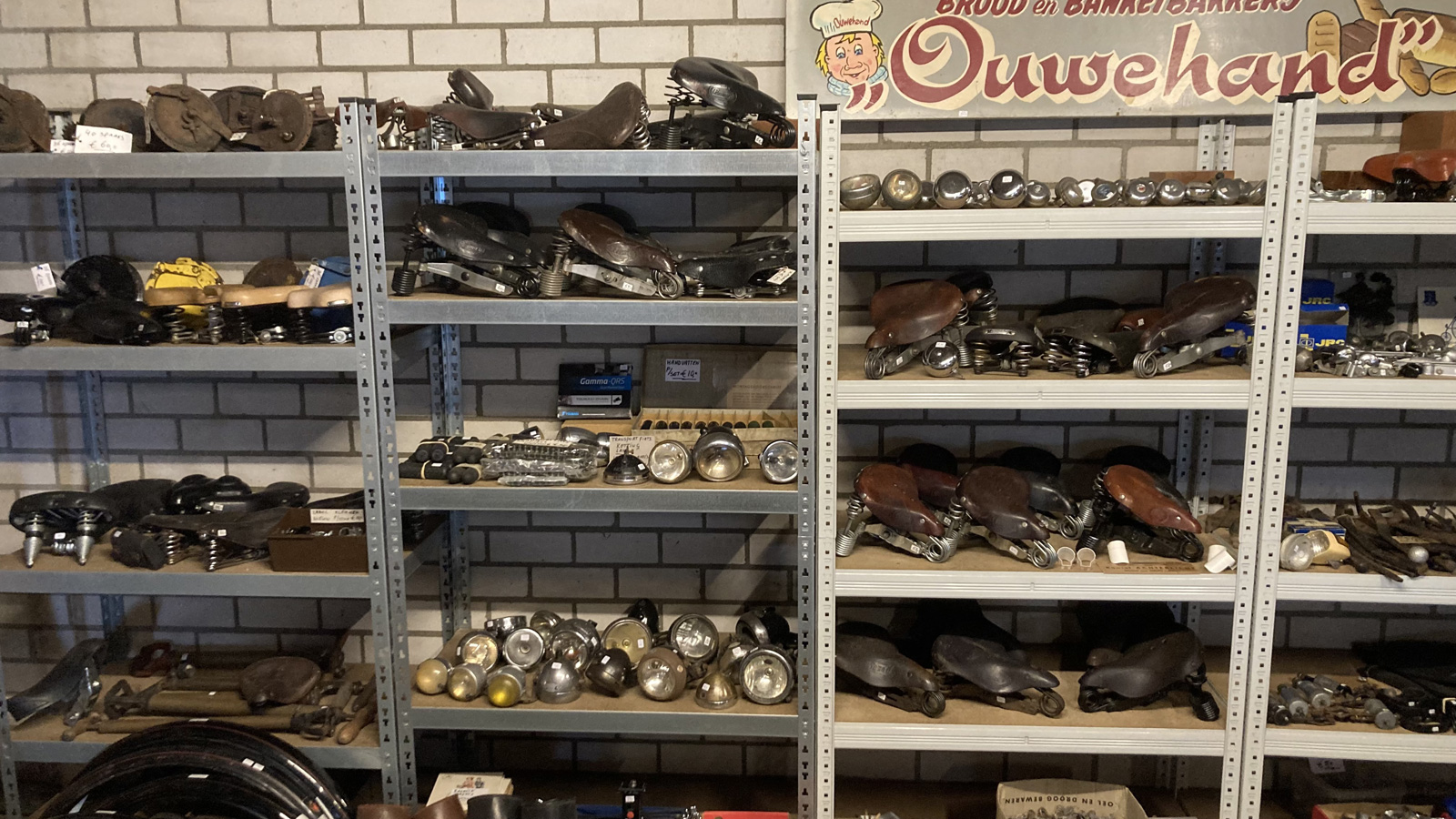 Vele soorten oldtimer heren en dames fietszadels.
